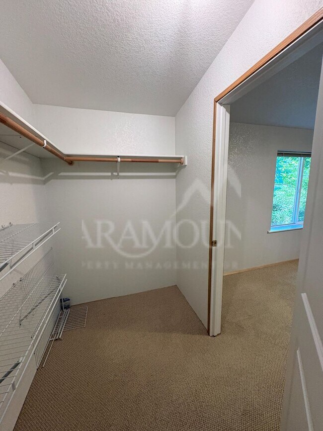 Building Photo - Spacious 3 Bedroom 2 Bathroom with yard space!