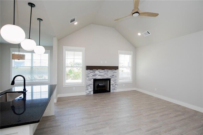 Building Photo - 300 White Oak St