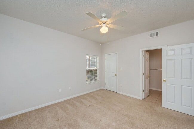 Building Photo - First Floor Oaks Unit!