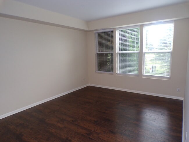 Building Photo - 120 W Buckingham Dr