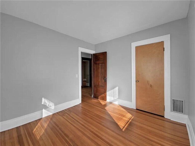 Building Photo - 546 Magee Ave