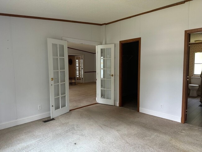 Building Photo - 4 bedroom 2 bathroom spacious home!