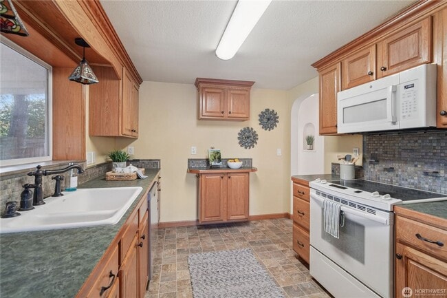 Building Photo - Amazing 3 br rambler w/ garage on LARGE fenced lot!