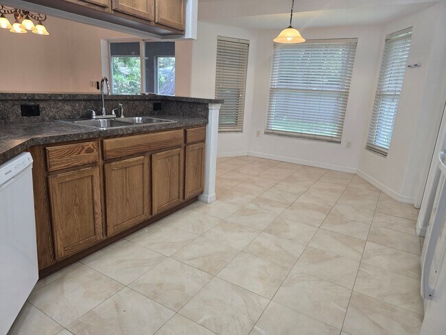 Building Photo - 3/2/2 Spring Hill Home