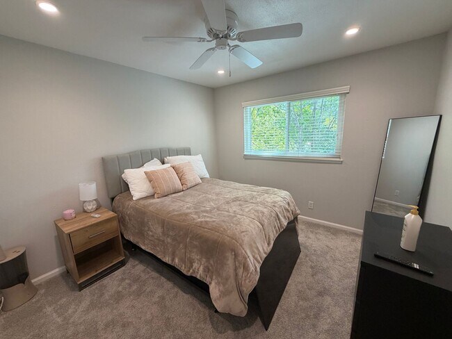 Building Photo - Remodeled 3 bedroom 2 1/2 bath townhome!