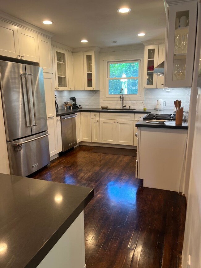Building Photo - Privately Gated, Cool, Spacious Home, Tuck...