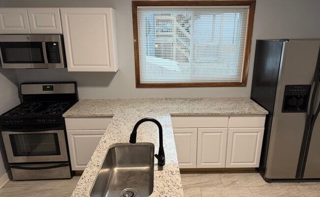 Building Photo - 1726 N Artesian Ave