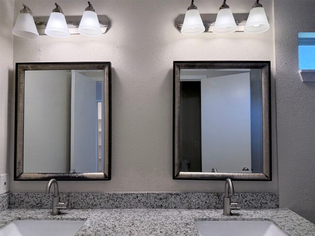 Building Photo - 2222 Sunset Trail