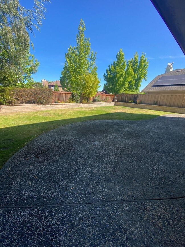 Building Photo - Large 4 Bedroom / 2.5 Bath House in Foster...