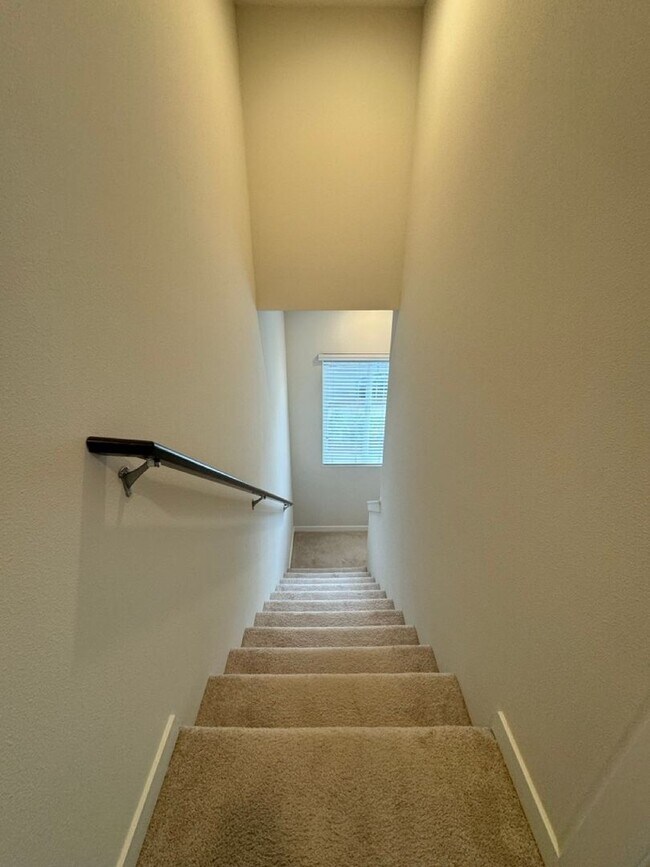 Building Photo - Modern Lynnwood 2BD/2.5BTH Townhome for Lease! Small Pet Friendly!