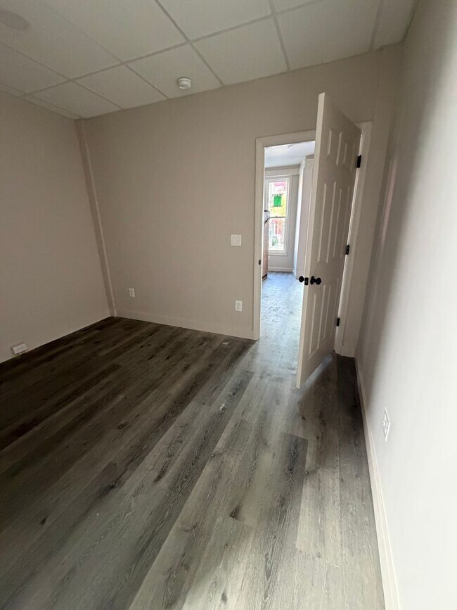 Building Photo - 420 W King St