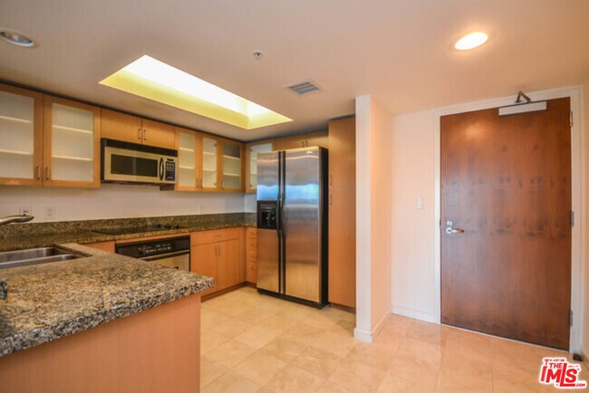 Building Photo - 13700 Marina Pointe Dr