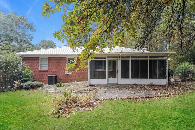 Building Photo - 3 Bedroom Center Point Home