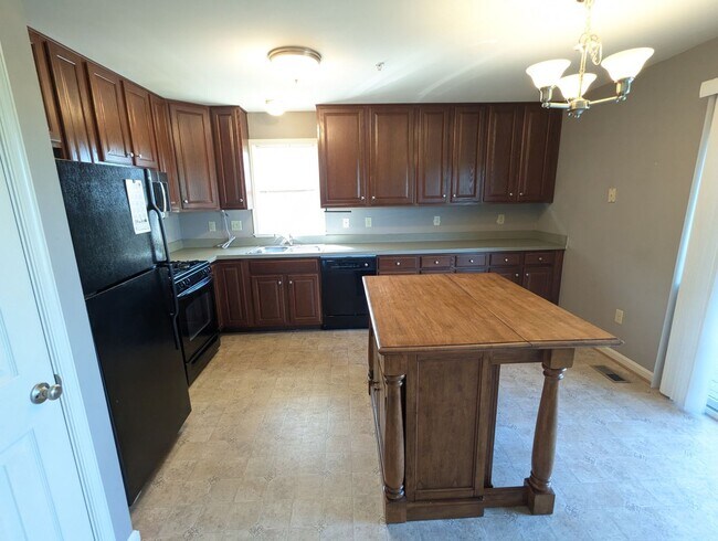 Building Photo - 3 Level End Unit townhouse available mid O...
