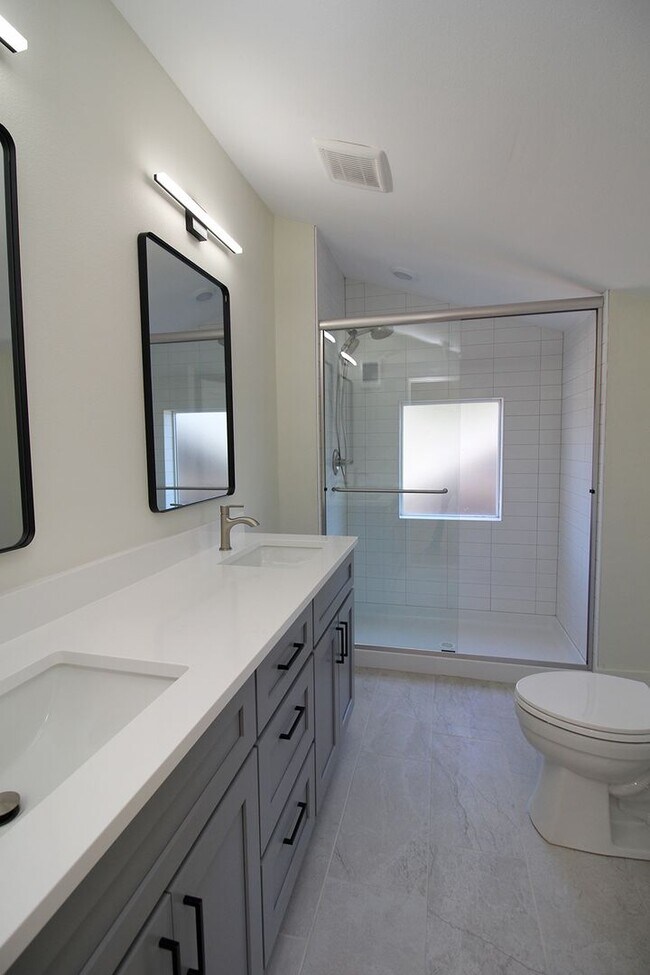 Building Photo - 4660-4660 SW Fairvale Ct