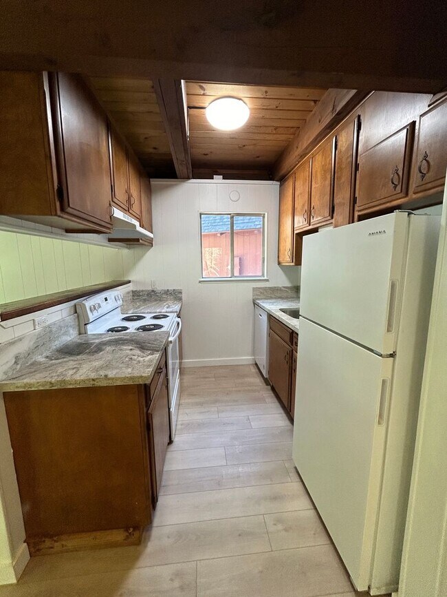 Building Photo - Highland Woods Neighborhood * Renovated 2 ...