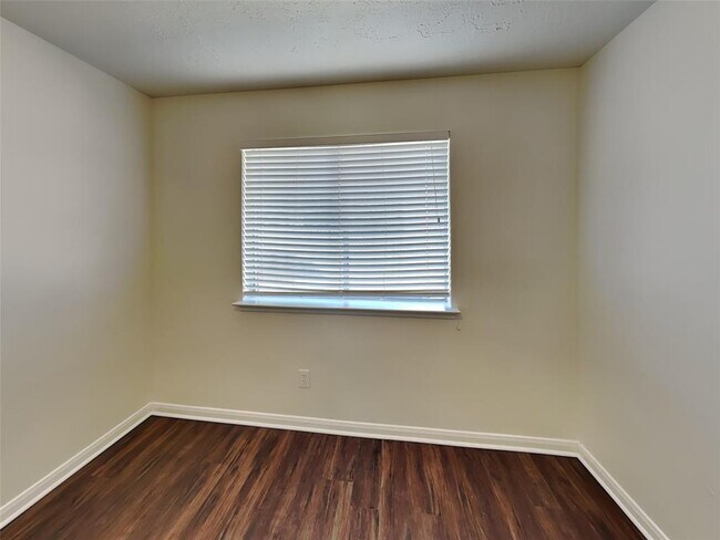 Building Photo - 10719 Scenic Dr