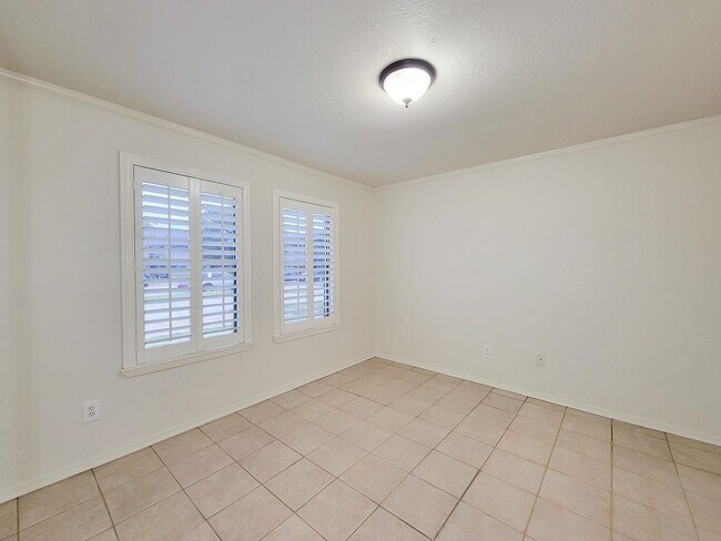 Building Photo - This corner unit is great because being on the end unit is more private and there are no condo's ...