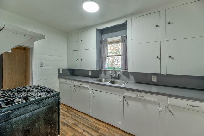 Building Photo - 425 3rd St