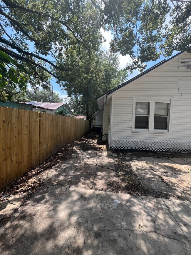 Building Photo - Plenty of Space!!