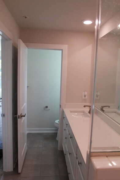 Master room - bathroom - 13274 Woodland Park Rd