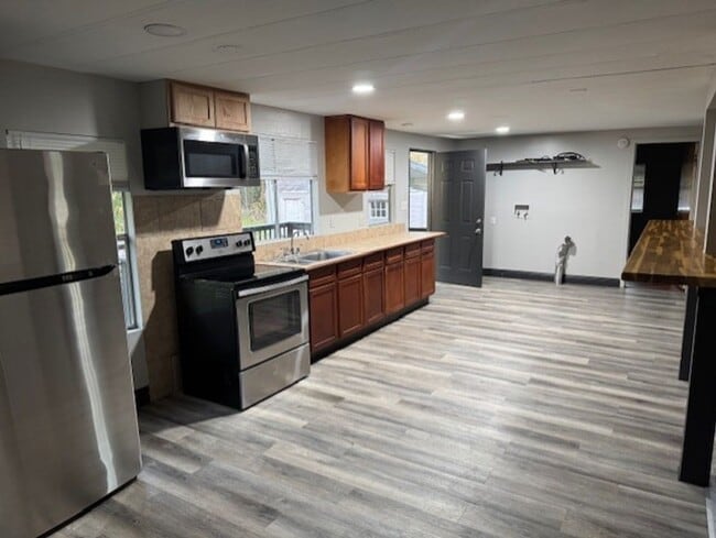 Building Photo - Newly renovated 4/2 Mobile home on large lot in Orlando**