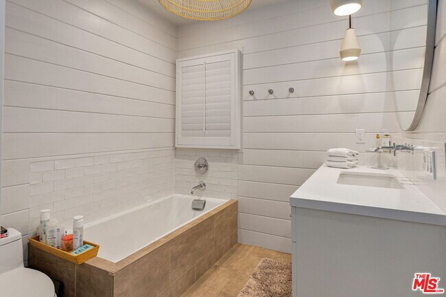 Building Photo - 1605 Cabrillo Ave