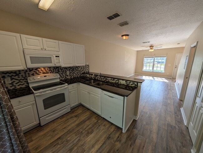 Building Photo - Spacious 2 Bed, 2.5 Bath Townhome in Gated...