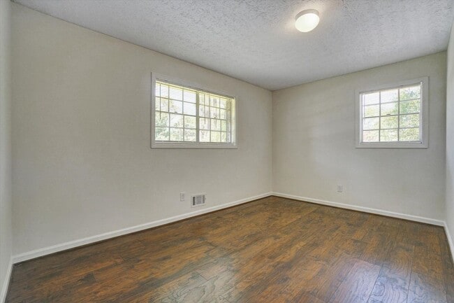 Building Photo - 606 Evergreen Dr