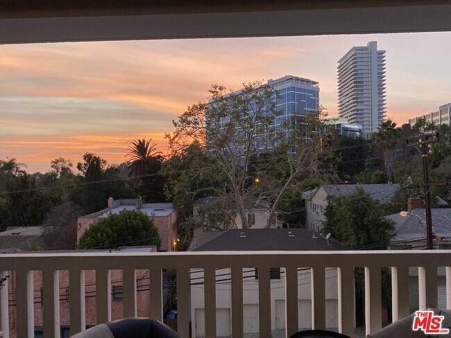 Building Photo - 999 N Doheny Dr