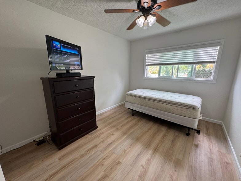 Bedroom - 508 E Grove Ave