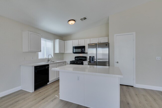 Building Photo - Stunning 3 bedroom, 2 bathroom house located in Silverado Ranch.