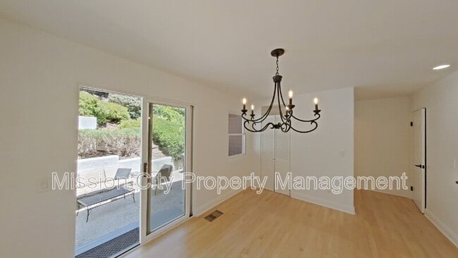Building Photo - 2570 Lillie Ave