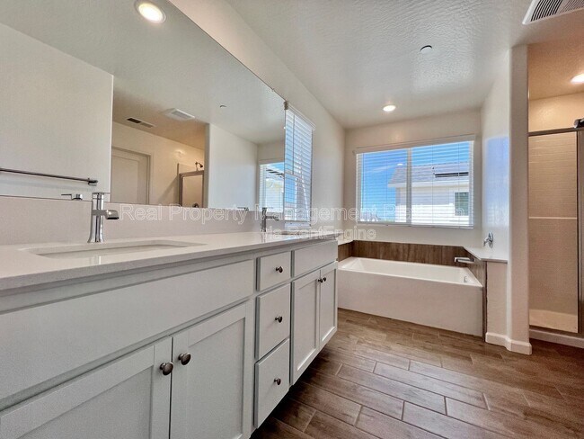 Building Photo - 6596 E Cresthaven Dr
