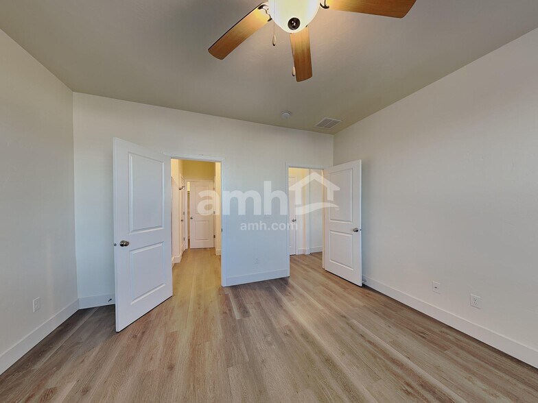 Building Photo - 3492 S Bartlett Ave