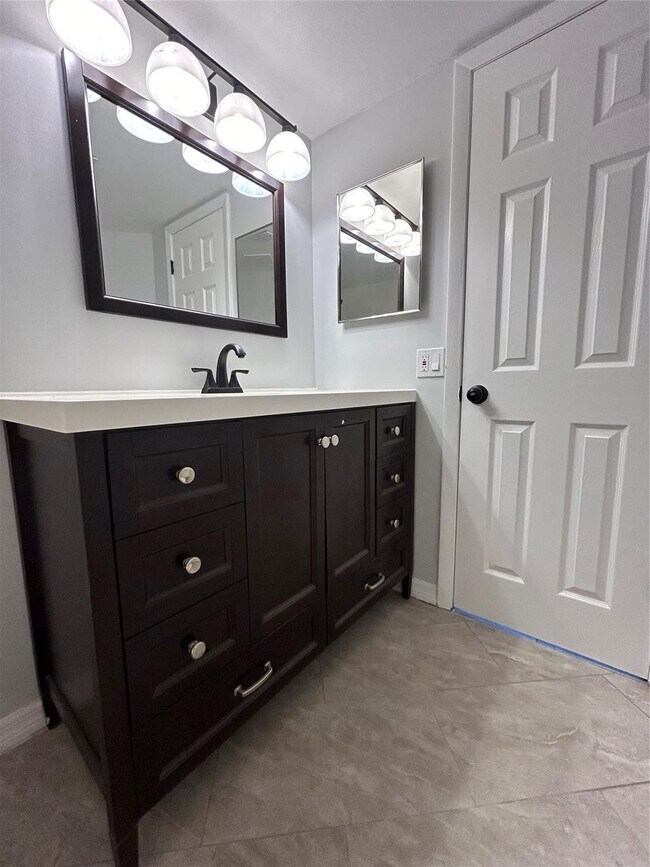 Building Photo - 211 Lake Pointe Dr