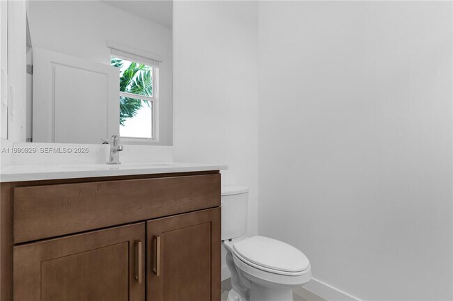 Building Photo - 615 NE 1st Ave