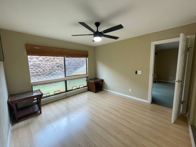 Building Photo - Unfurnished One Bedroom Available Immediately!