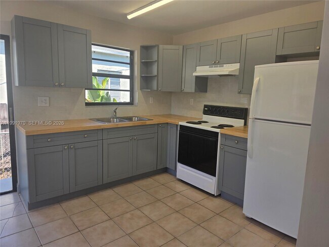 Building Photo - 2331 SW 31st Ave