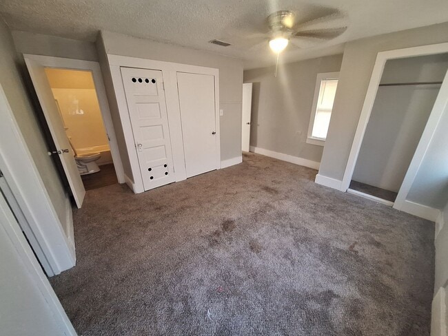 Building Photo - 2 bedroom, 2 living and 1 bath