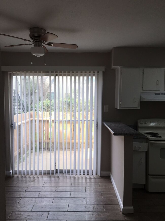 Building Photo - 2 BR 2.5 BA Two Story Townhome