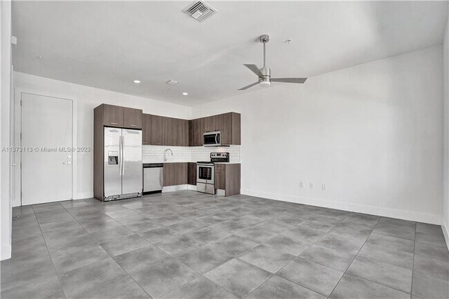 Building Photo - 400 NE 35th Ct