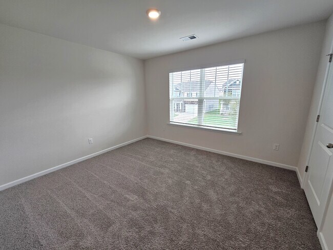 Building Photo - 942 Pineland Dr
