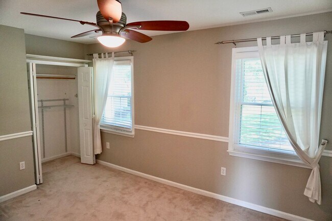 Building Photo - Lovely and Spacious 3 Bedroom 2.5 Bathroom...