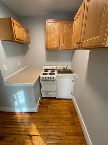 Kitchen - 1238 Memorial Ave