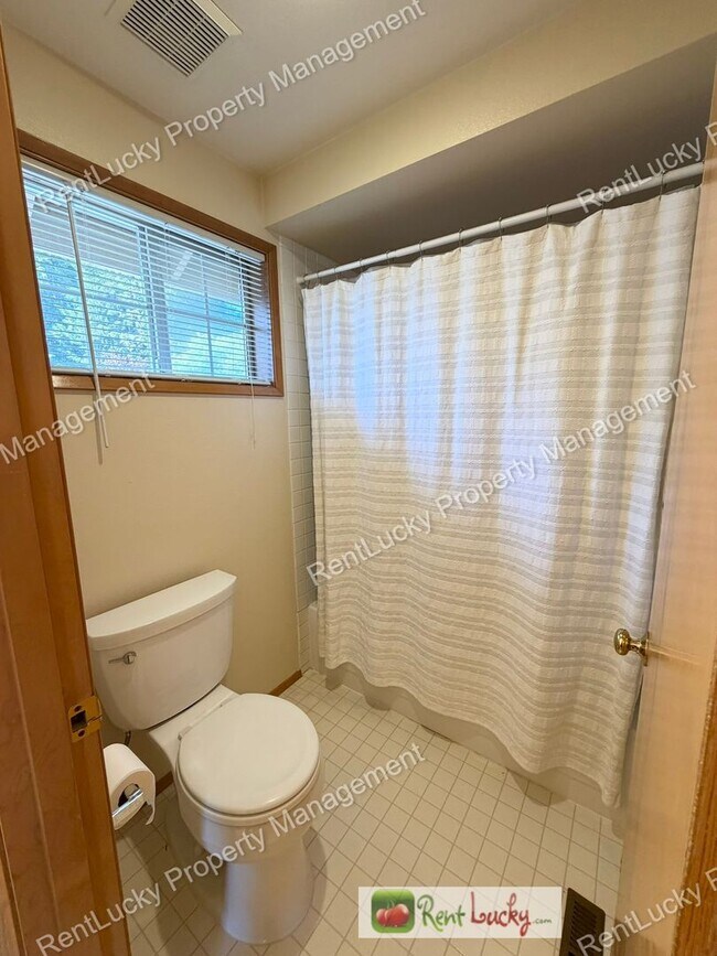 Building Photo - GORGEOUS 3 Bedroom Home in NE Tacoma! Spacious Yard, Beautiful Kitchen, and More!