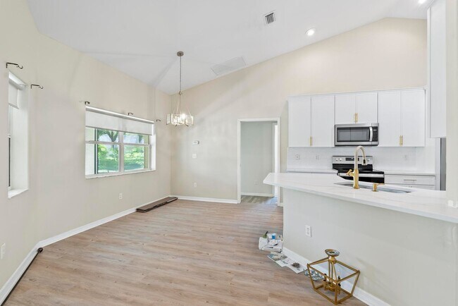 Building Photo - 24 Lakecliff Dr