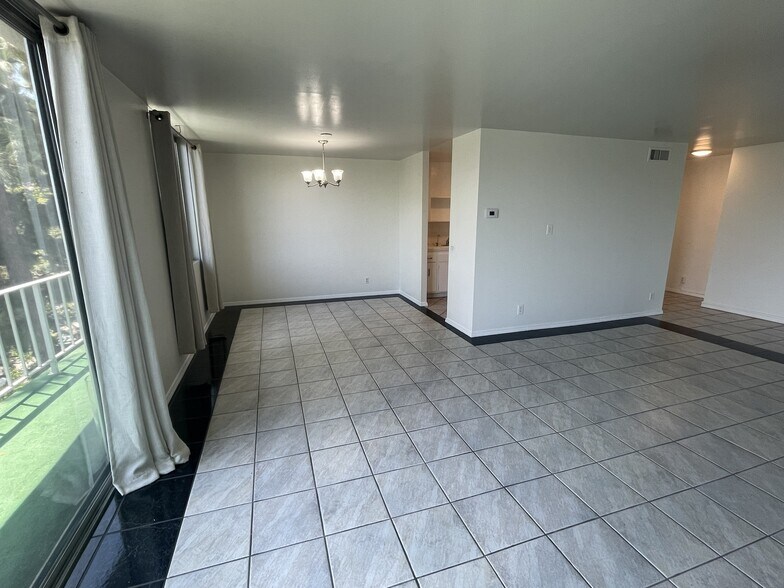 Building Photo - 100 S Doheny Dr