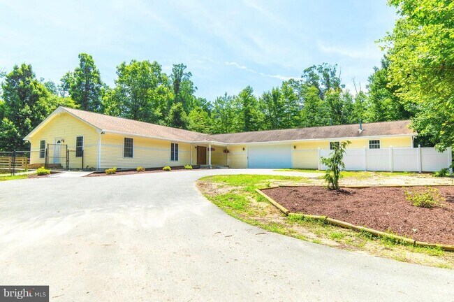 Building Photo - 23258 Oak Dr