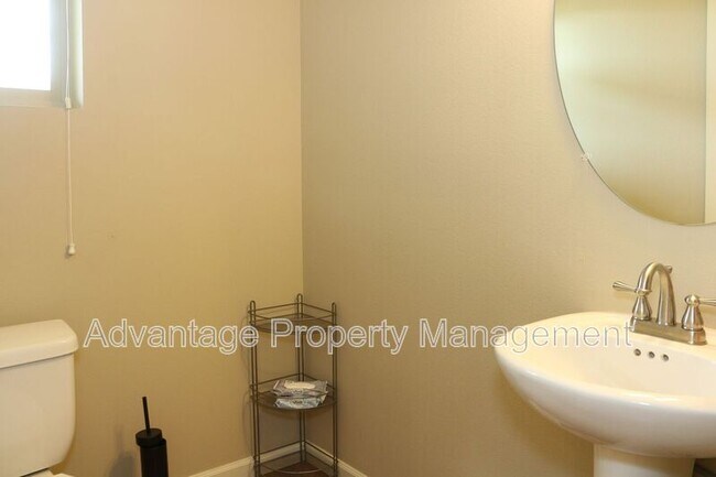 Building Photo - 2335 NW Laura Vis Dr
